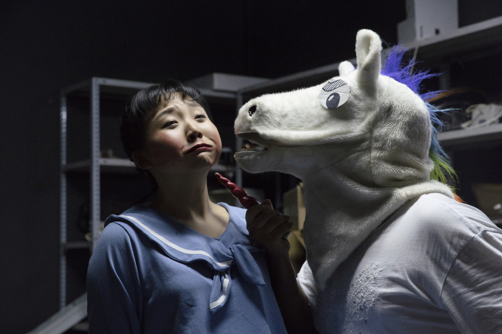 《生活对我下手了2》剧照第12张图片