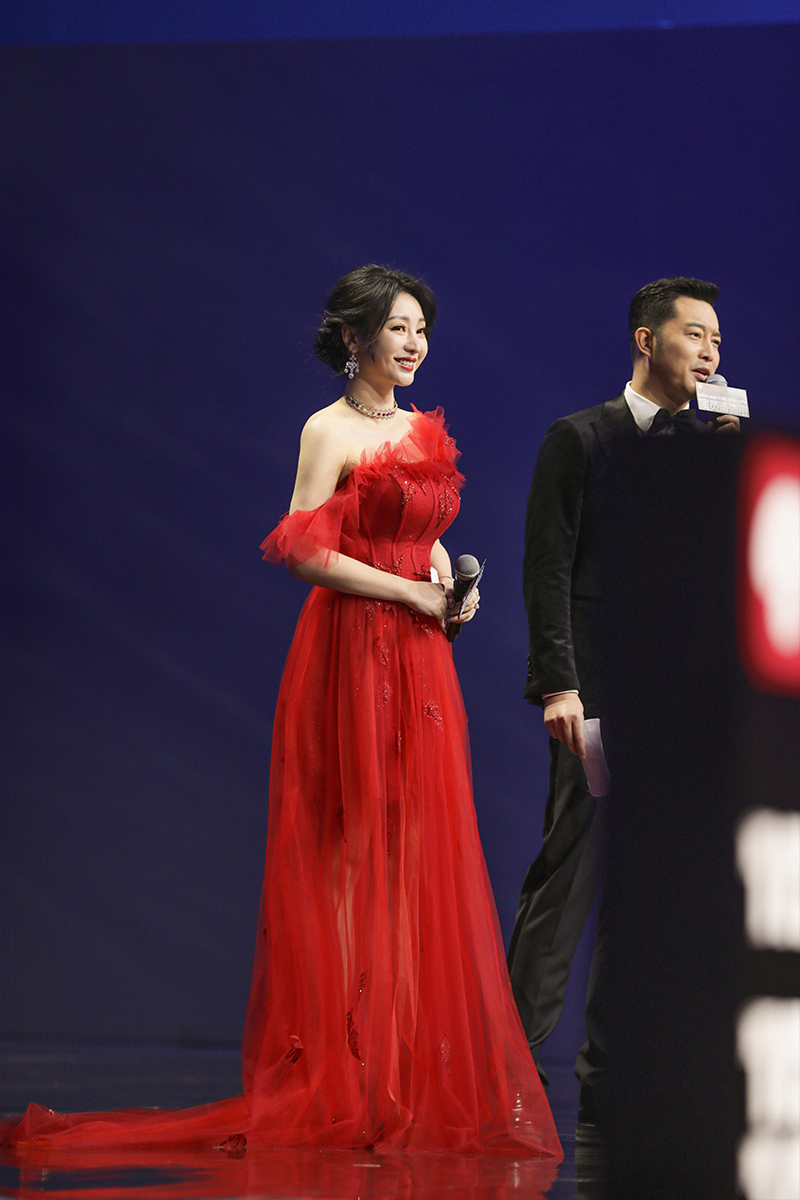 柳岩红裙娇艳吸睛主...