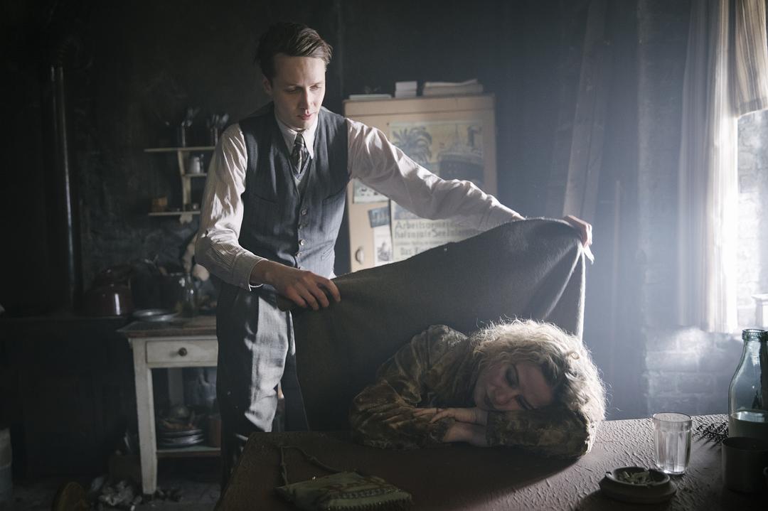 《巴比伦柏林第三季》海报第21张图片