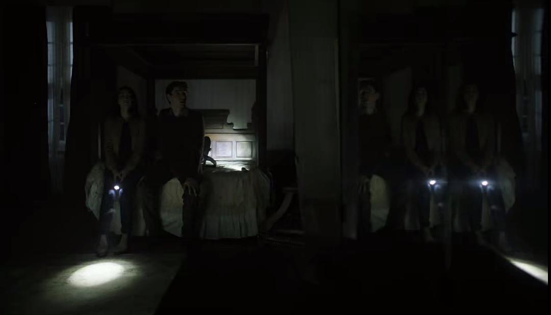 注意镜子中人影。