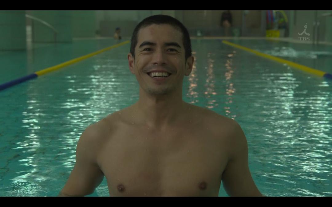 傻傻一个人笑得好甜。...