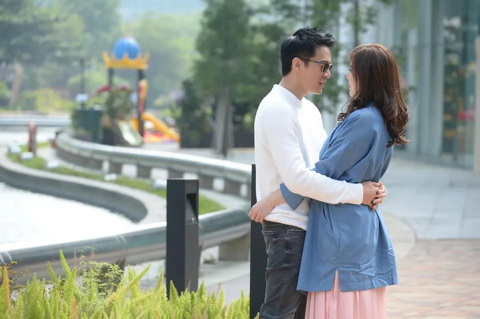 《坚离地爱坚离地》剧照