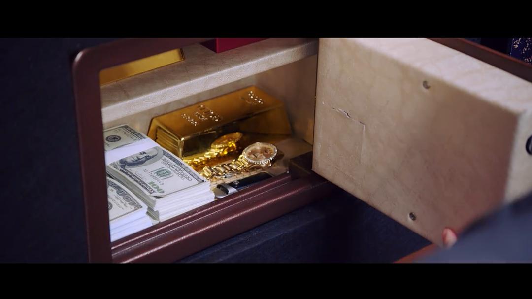 这种有钱人保险箱里都...