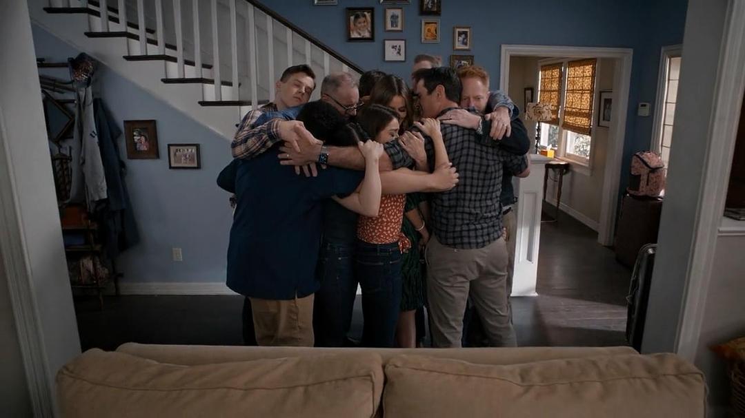 《摩登家庭第十一季》海报第39张图片