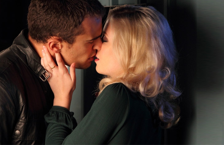 《鬼影喧嚣第一季》海报第16张图片