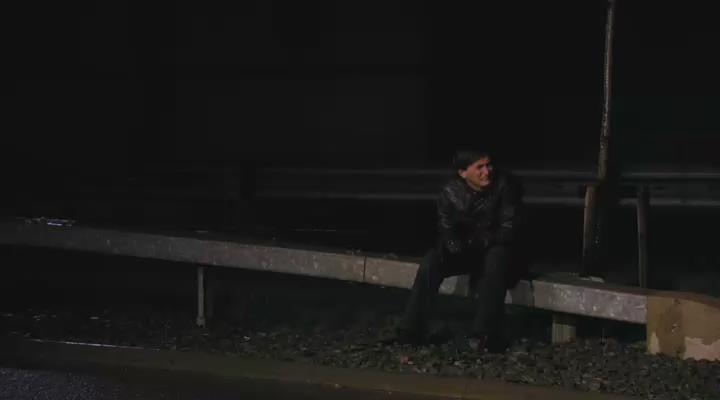 独自坐在那里用脚不停...