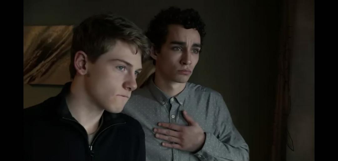 贱卷在这一集的衬衫是...