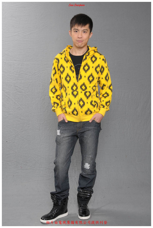 羅鈞滿飾簡亦權