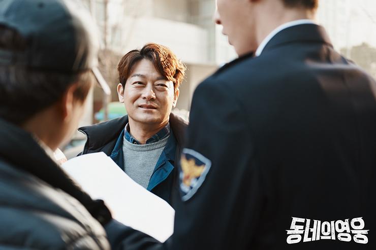 《邻家英雄》剧照第46张图片