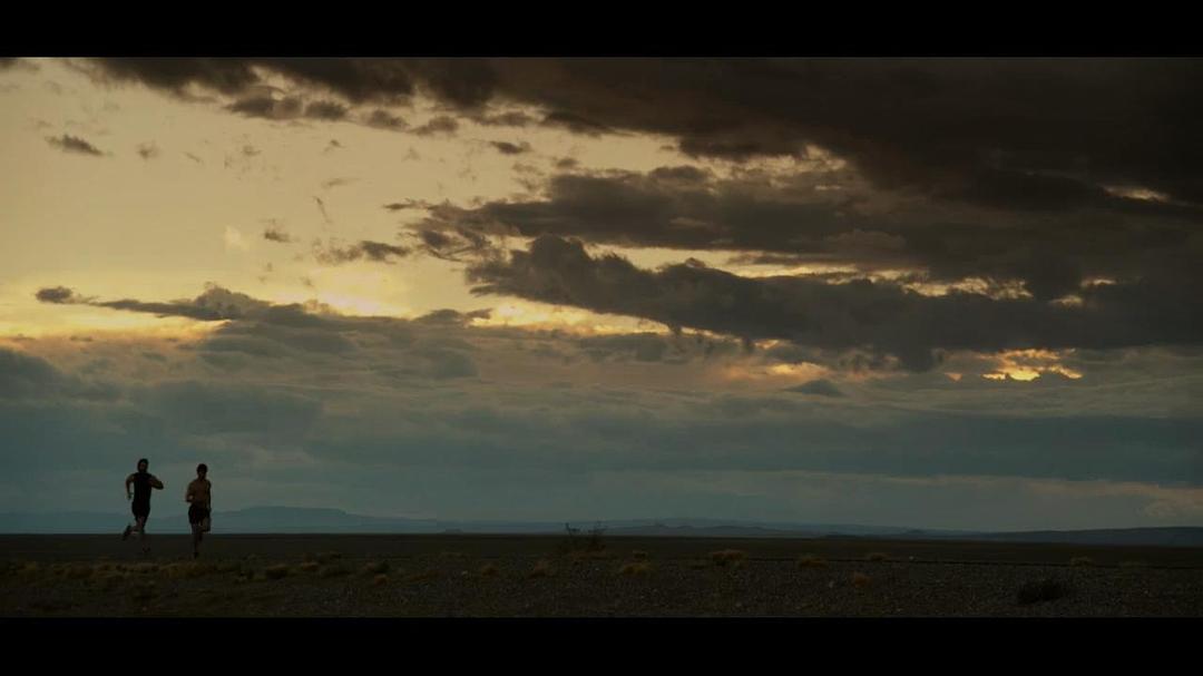 孤独的公路或是草原...