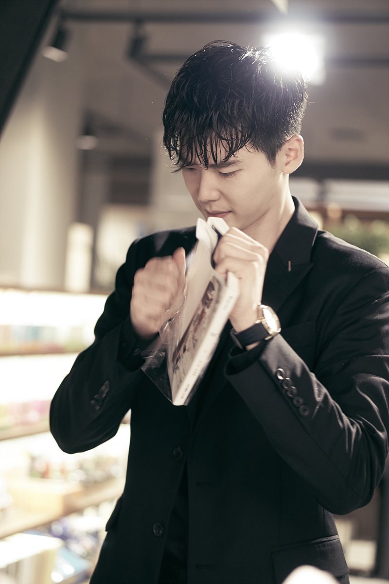 《W-两个世界》剧照第53张图片