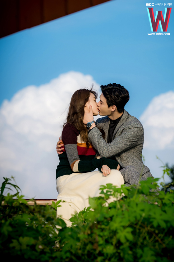 《W-两个世界》剧照第60张图片