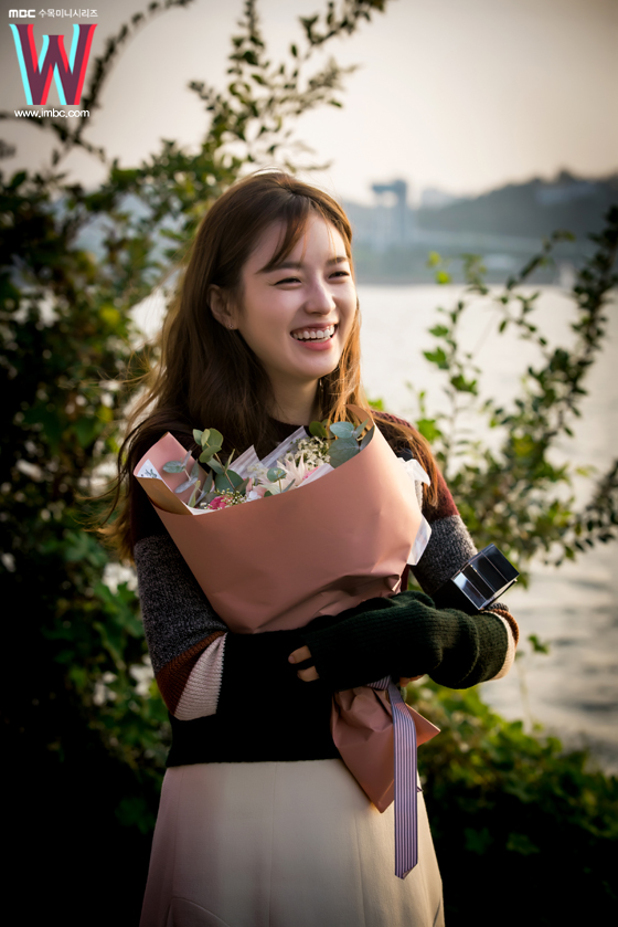 《W-两个世界》剧照第19张图片