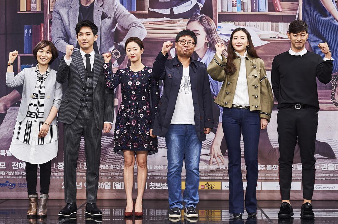 《拖旅行箱的女人》剧照第21张图片