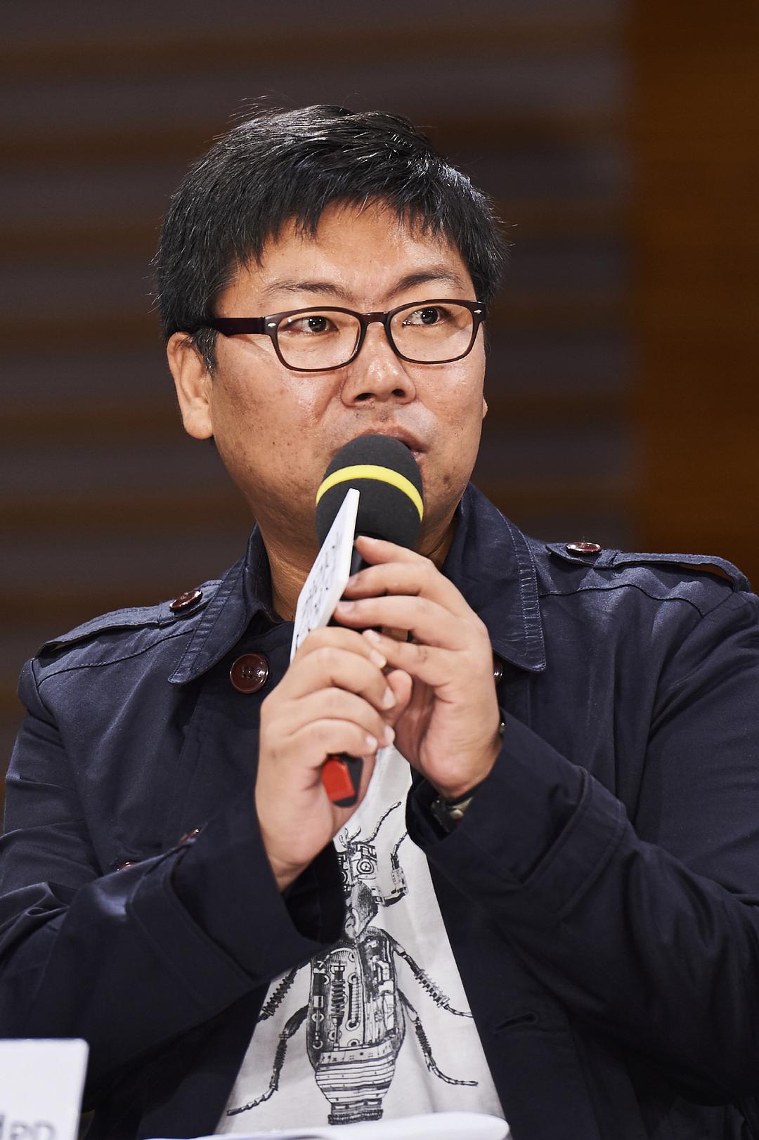 《拖旅行箱的女人》剧照第20张图片