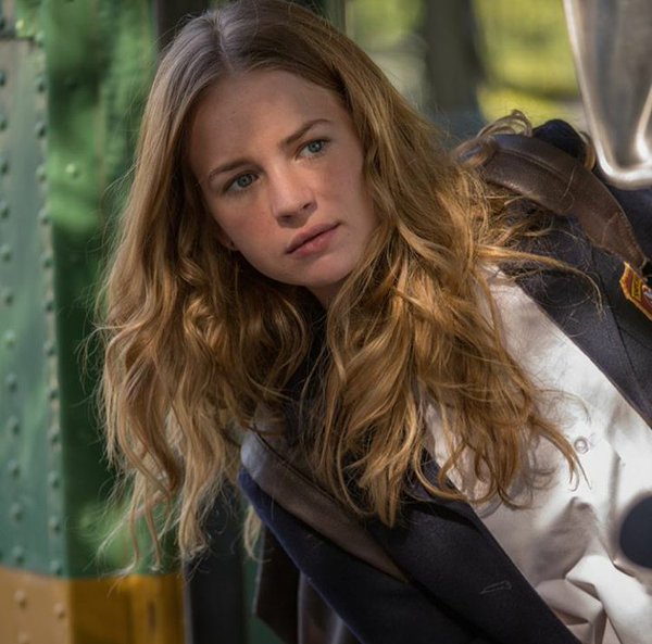 《丘奇先生》海报