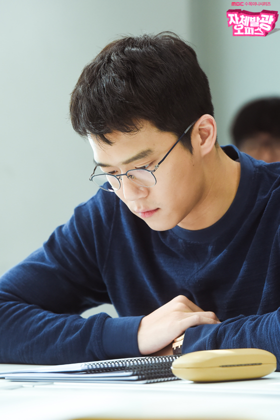 《自体发光办公室》剧照