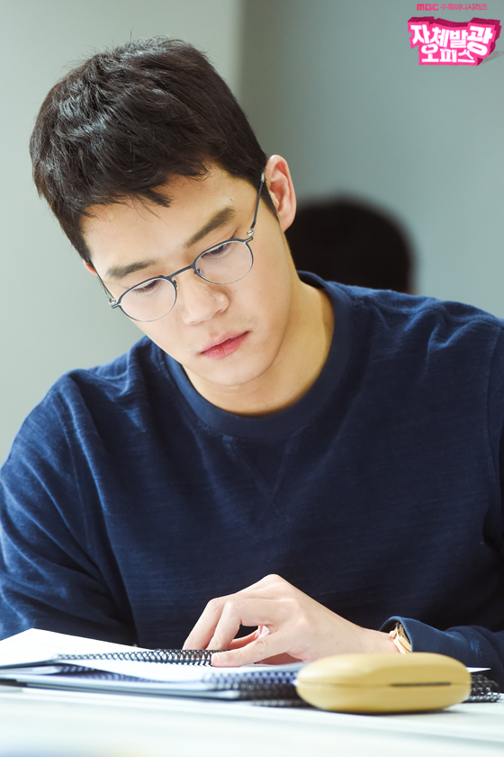 《自体发光办公室》剧照