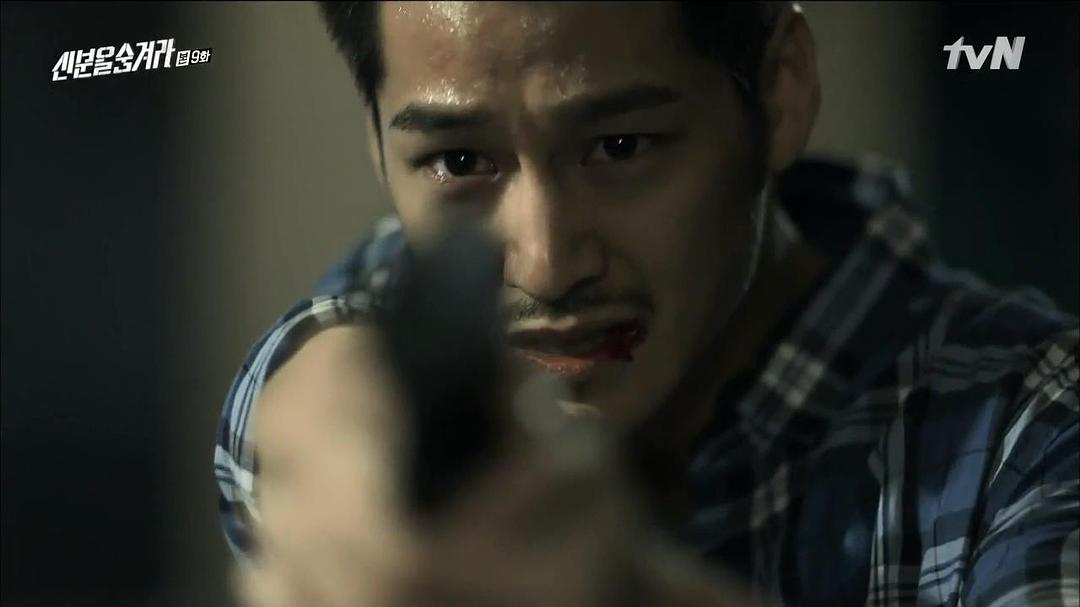 《隐藏身份》剧照第14张图片