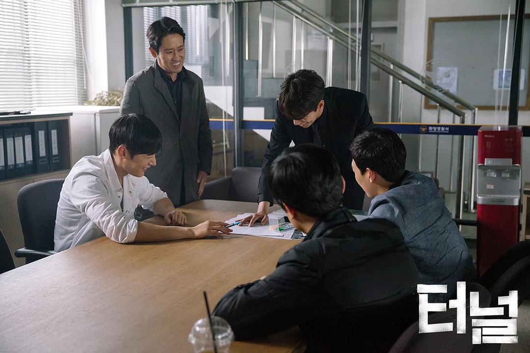 《隧道》剧照第41张图片