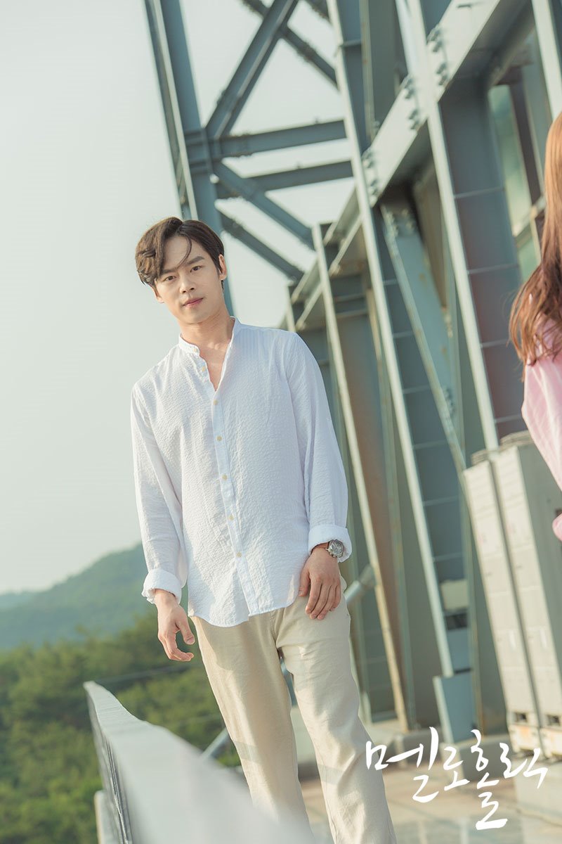 《沉迷爱情》海报第11张图片