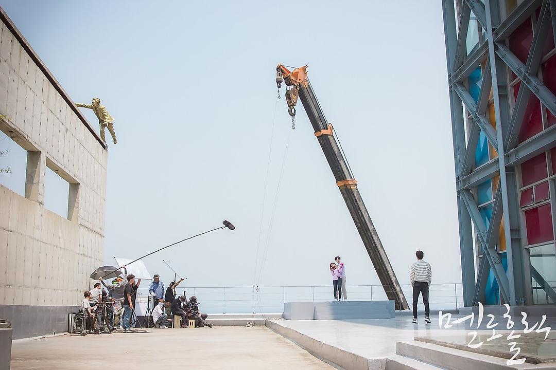 《沉迷爱情》海报第18张图片