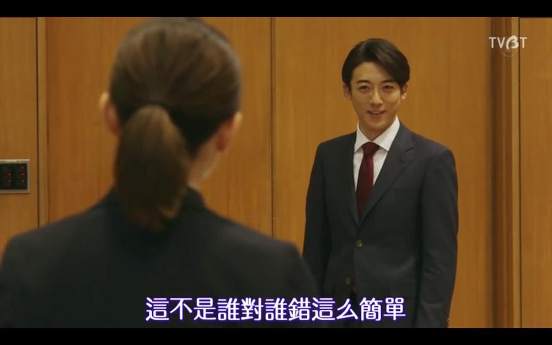 似笑非笑的政治家表情...