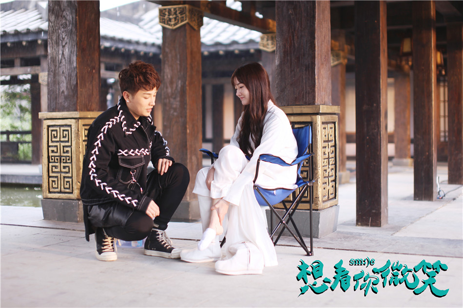 林潇与黄鑫瑶羞涩中见...