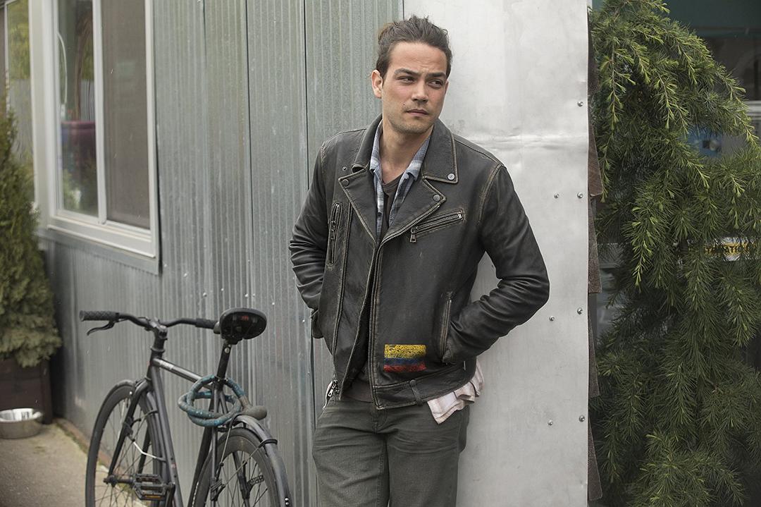 《此时此地》海报