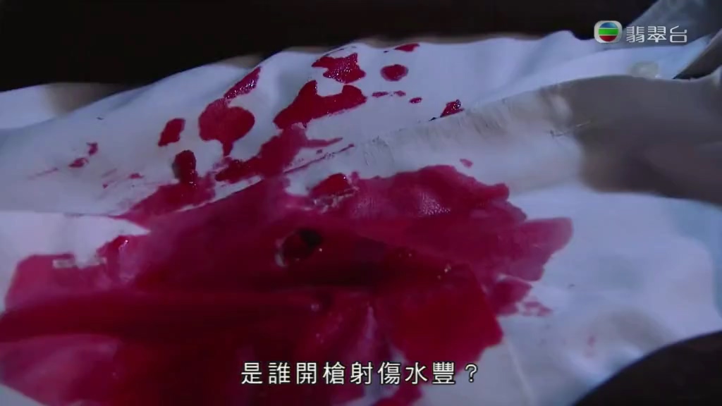 衣服特地挖了个洞，细...