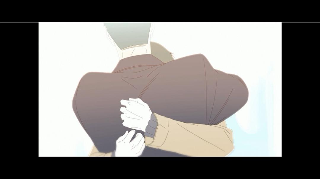 在耀眼的日光下拥抱。