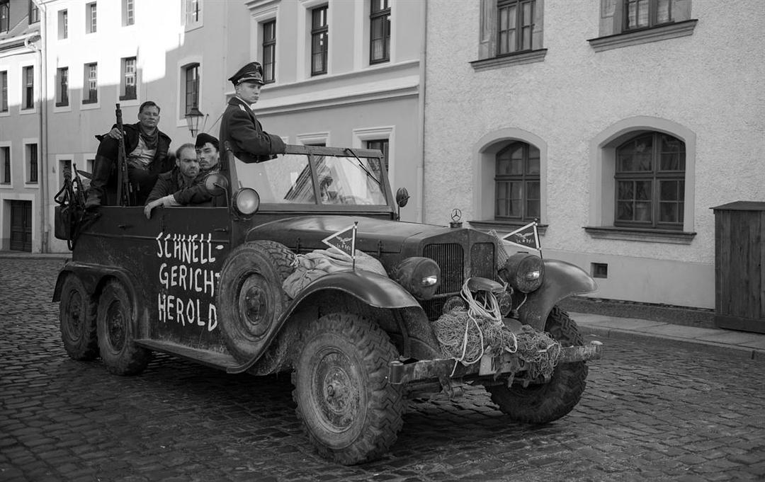 《冒牌上尉》海报