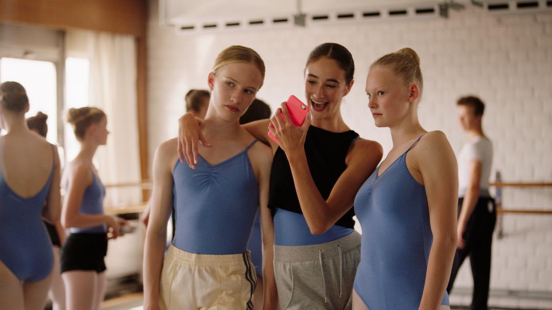 《女孩》海报第11张图片