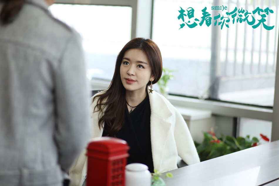 沈寻微笑目视来者