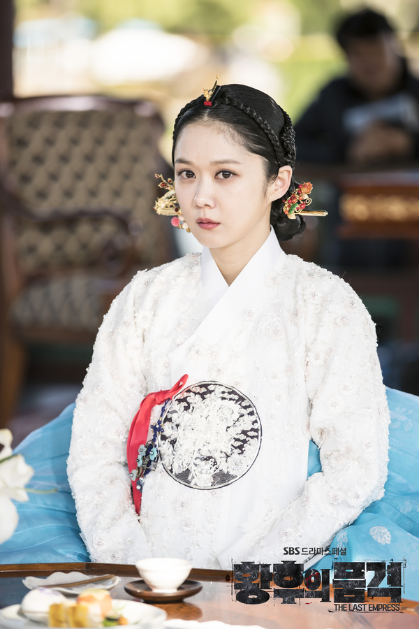 《皇后的品格》剧照第40张图片