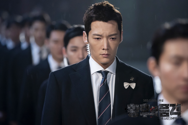 《皇后的品格》剧照第22张图片