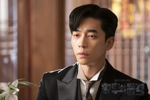 《皇后的品格》剧照第36张图片