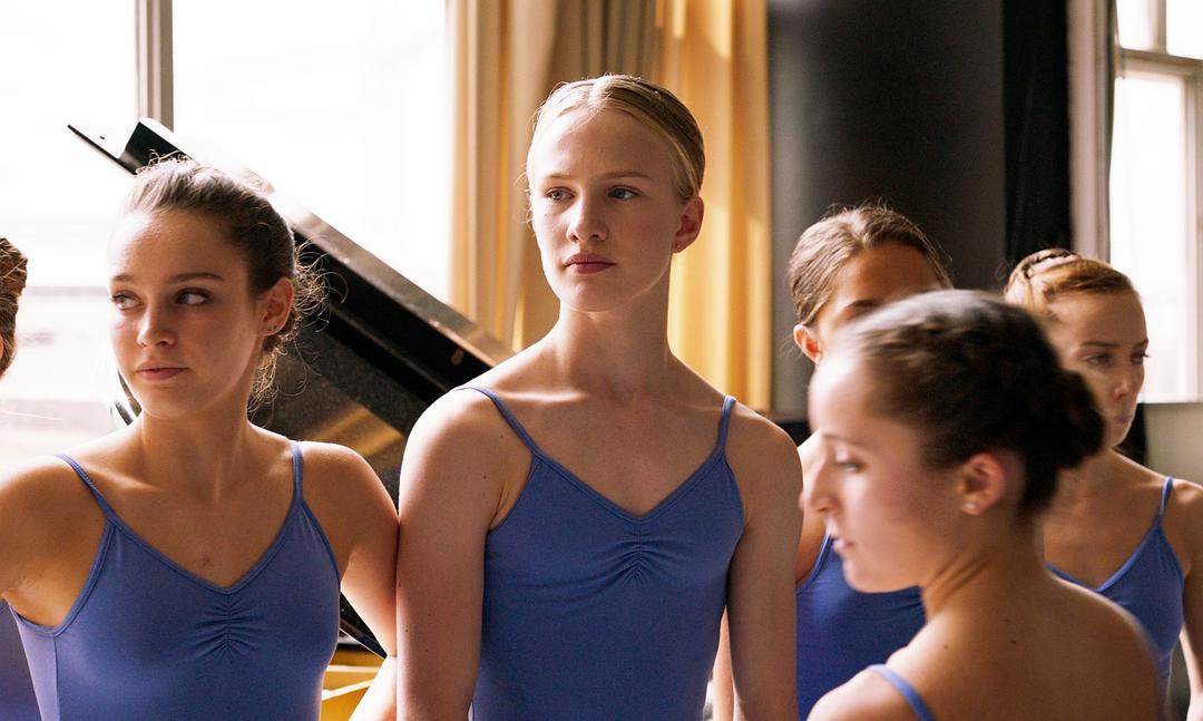 《女孩》海报第8张图片