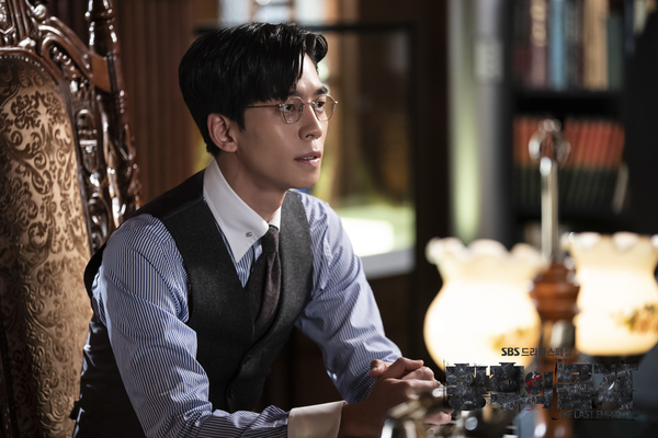 《皇后的品格》剧照第20张图片