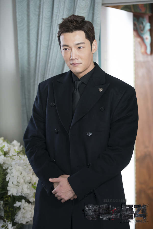 《皇后的品格》剧照第53张图片