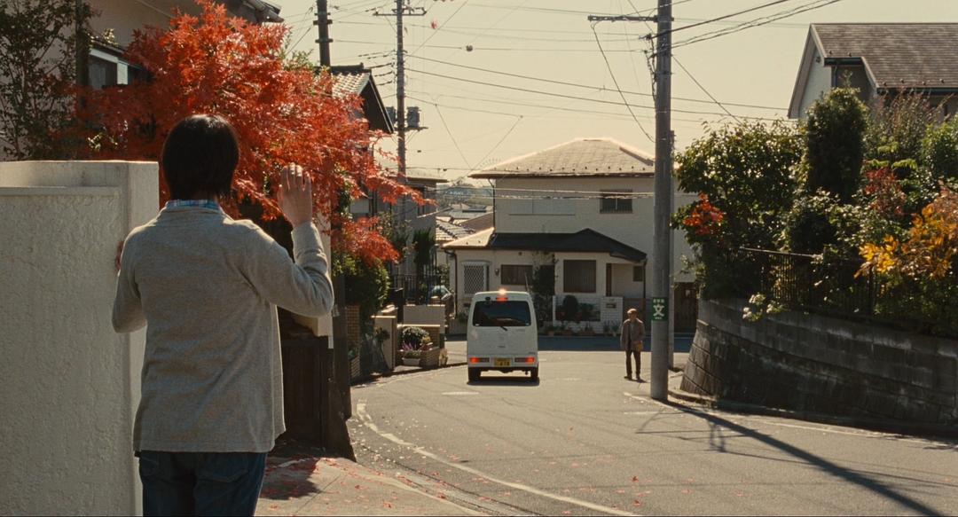 目送两个年轻人展开新...