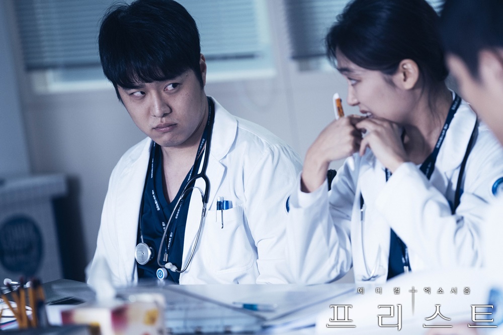 《司祭》海报第33张图片