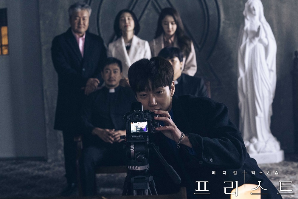 《司祭》海报第11张图片