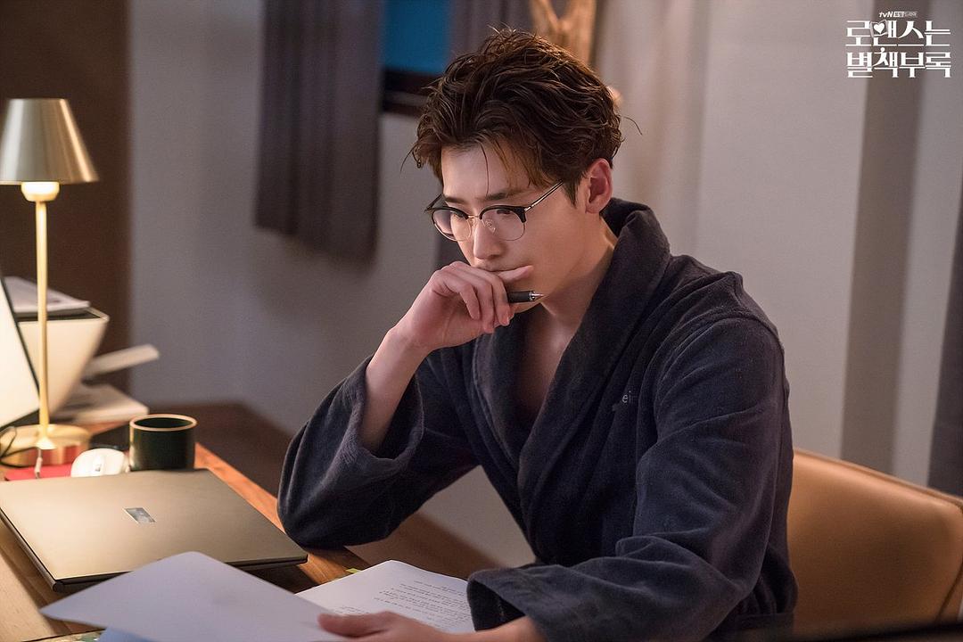 《浪漫是一册副刊》海报第33张图片