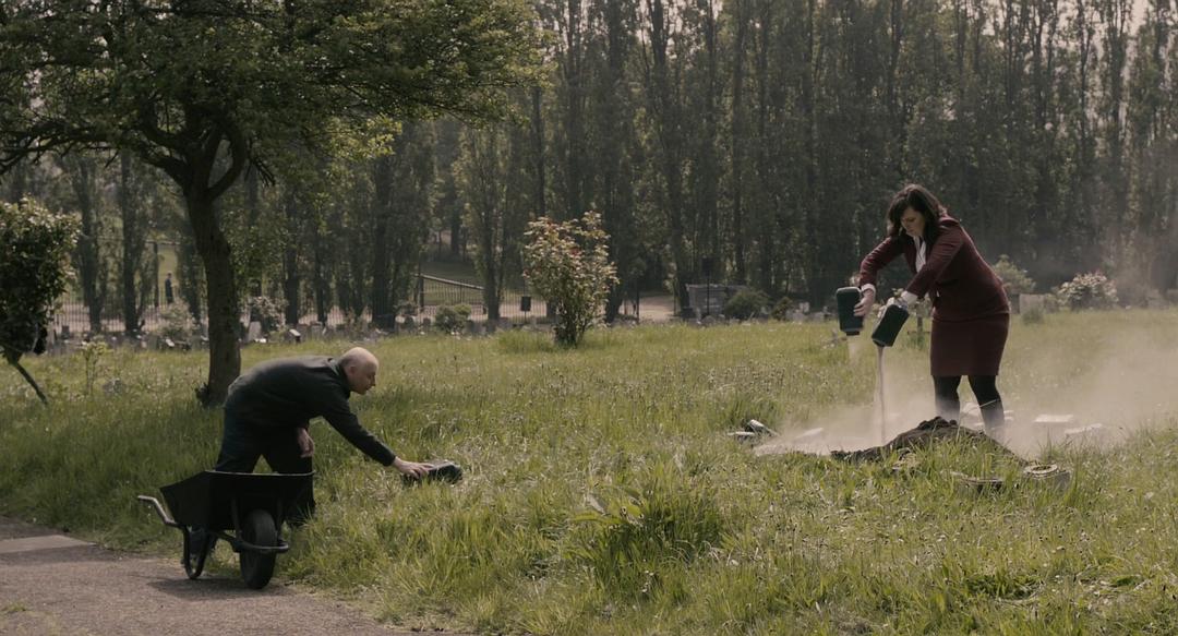 同事在倾倒骨灰