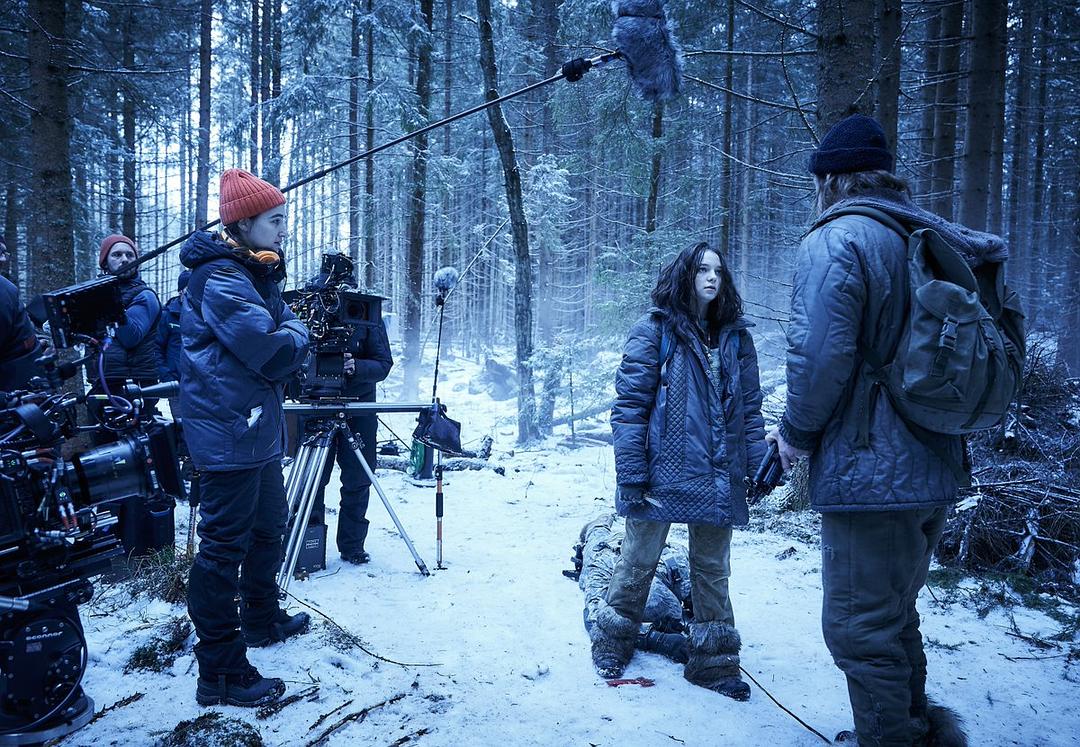 《汉娜第一季》海报第13张图片