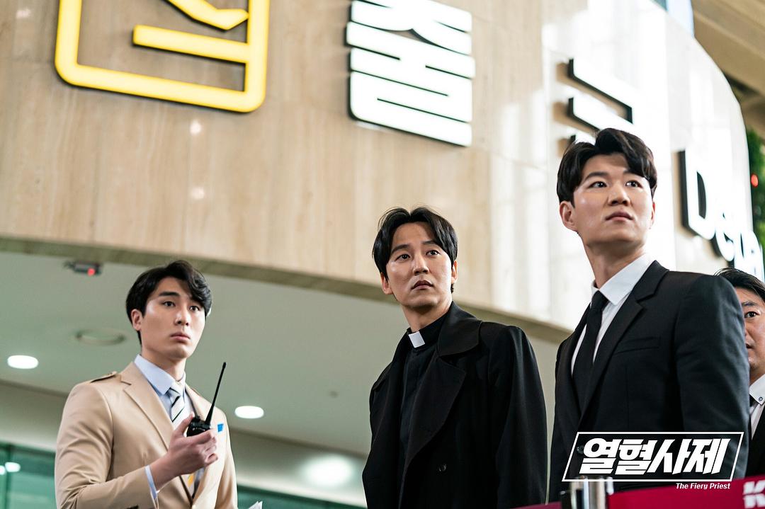 《热血司祭》海报第19张图片