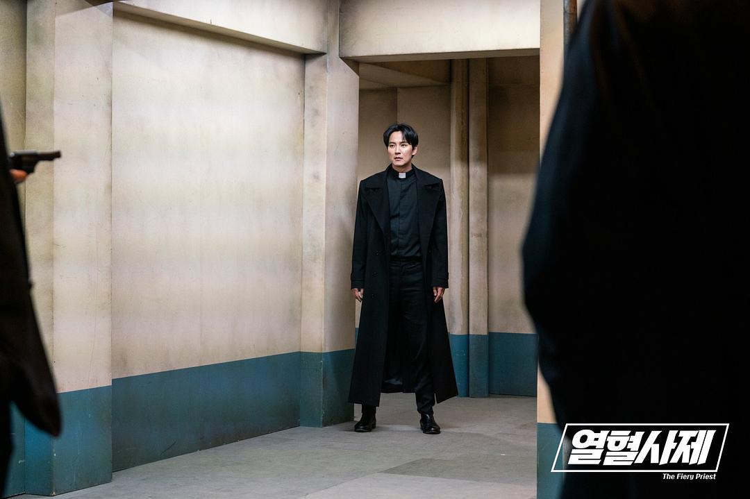 《热血司祭》海报第18张图片