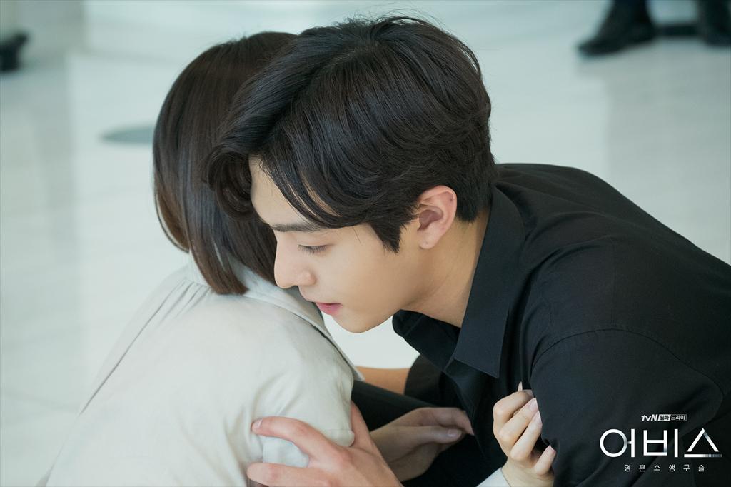 《深渊》剧照第24张图片