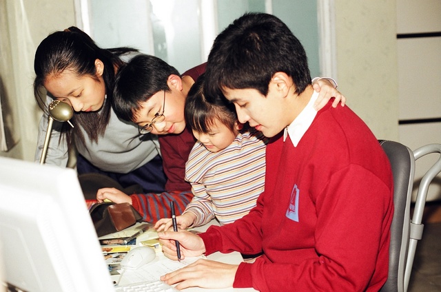 《一屋两家三姓人》海报